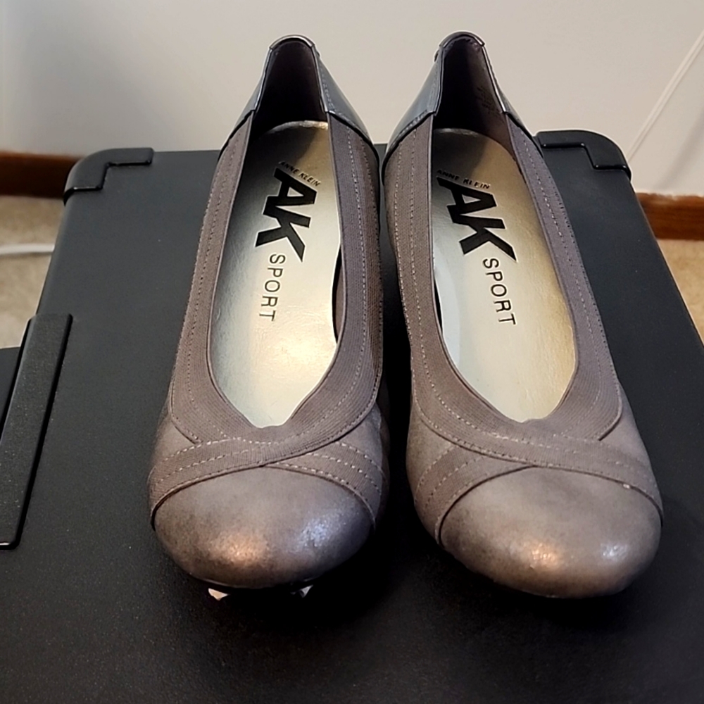 NWT Silverish Anne Klein Sport Shoes Size 7.